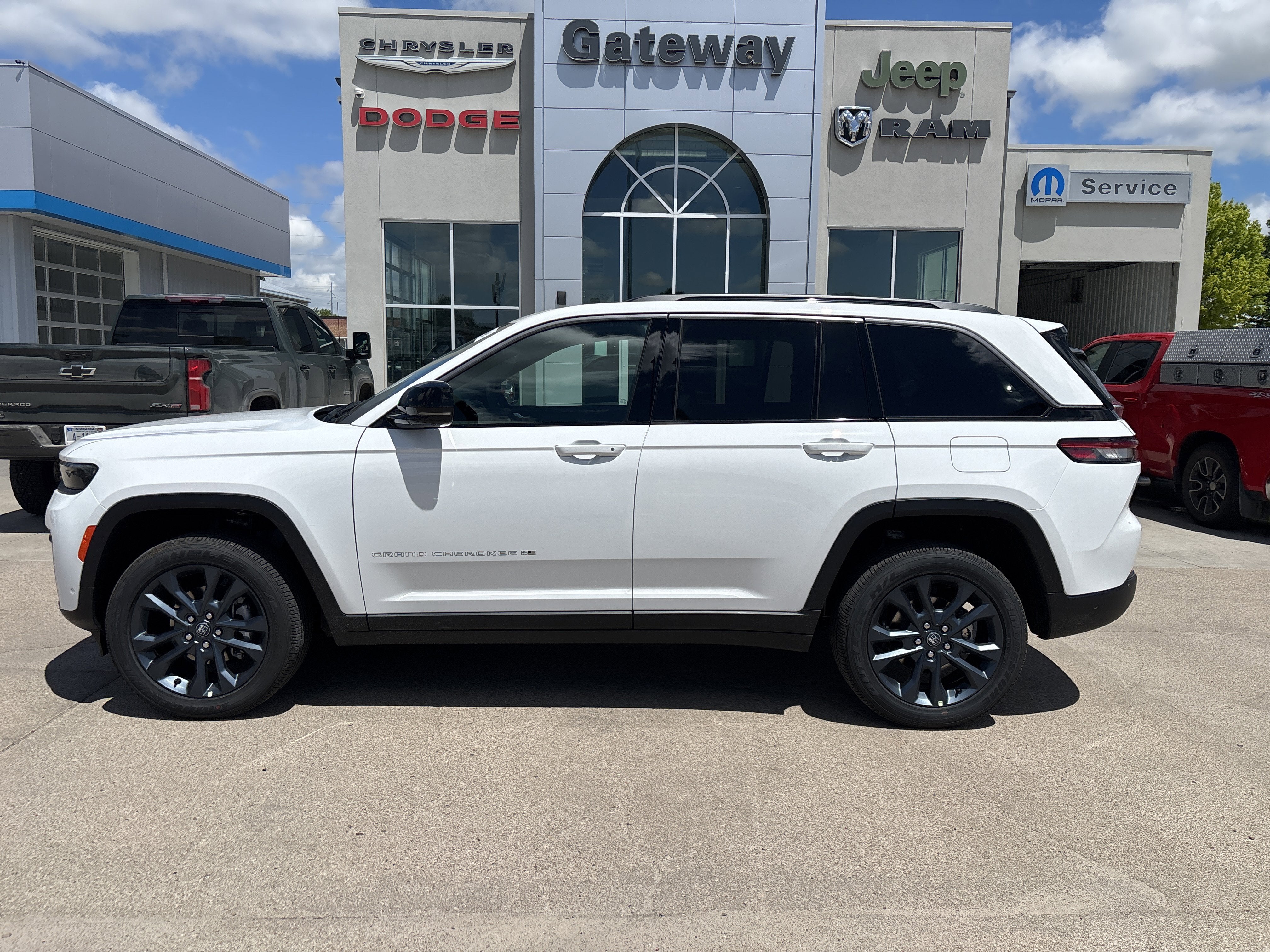 2026 Jeep Grand Cherokee GRAND CHEROKEE 85TH ANNIVERSARY EDITION 4X4 in Bright White Clear-Coat Exterior Paint — front three-quarter view