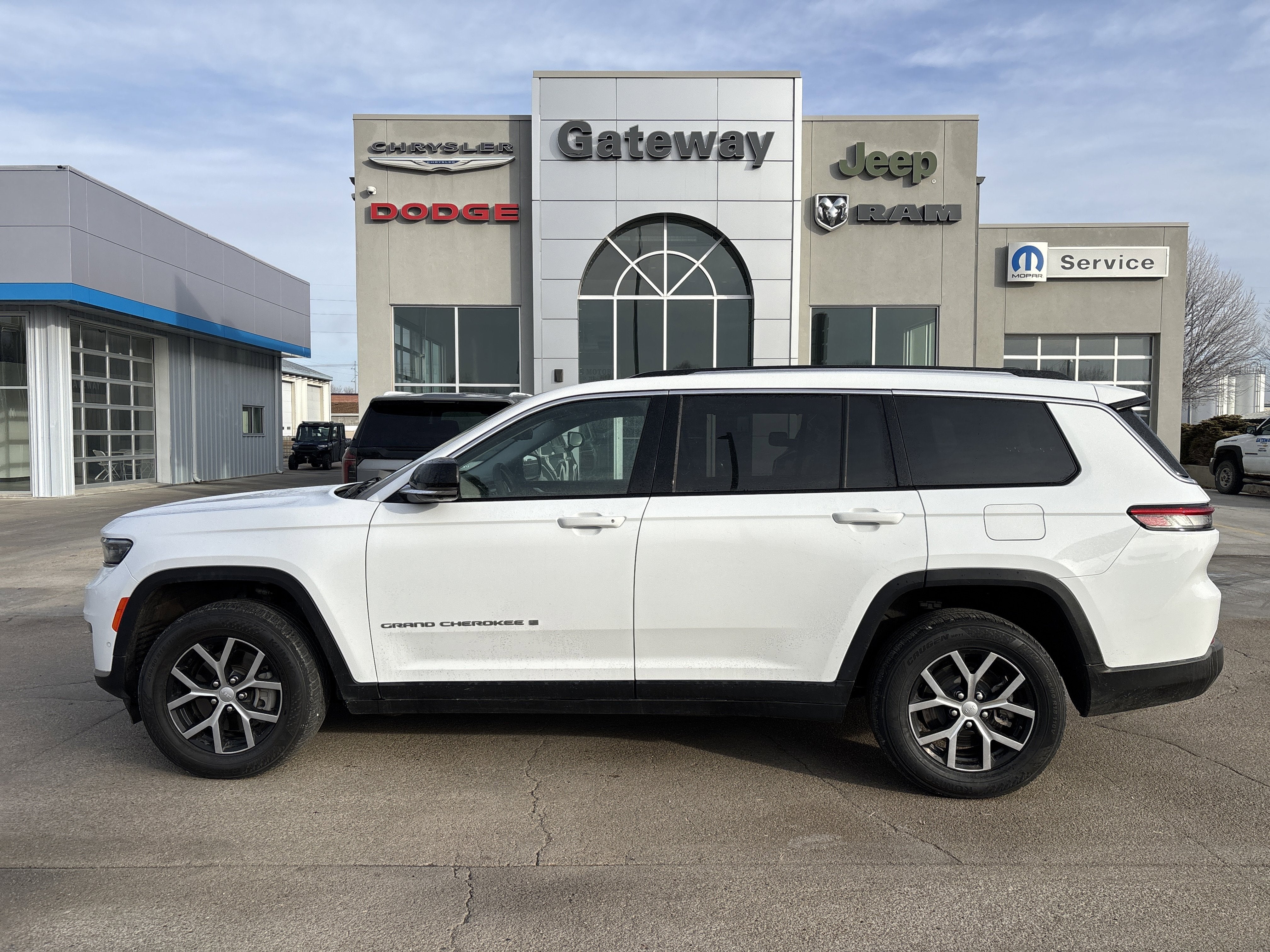 2024 Jeep Grand Cherokee L Limited 4x4 in Bright White Clearcoat — front three-quarter view